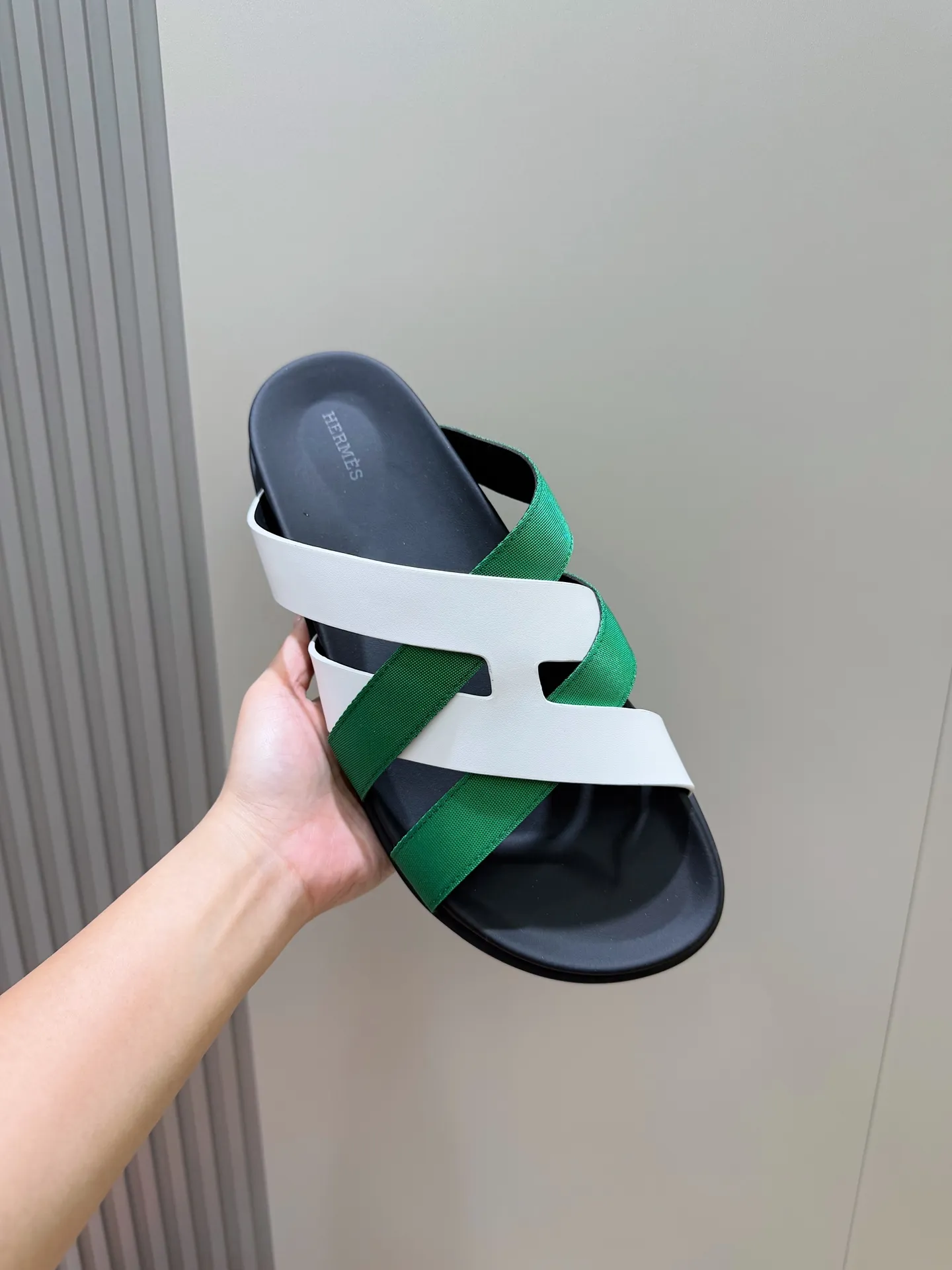 p300💰Men's Shoes Hermes Men's Kazimir Slippers - Top quality woven calfskin functional sandals with an intertwined upper inspired by the "H" iconic pattern to create a casual look, perfect for summer. Imported cowhide + cowhide lining + rubber outsole Size: 39-44 (customized at 38.45.46)